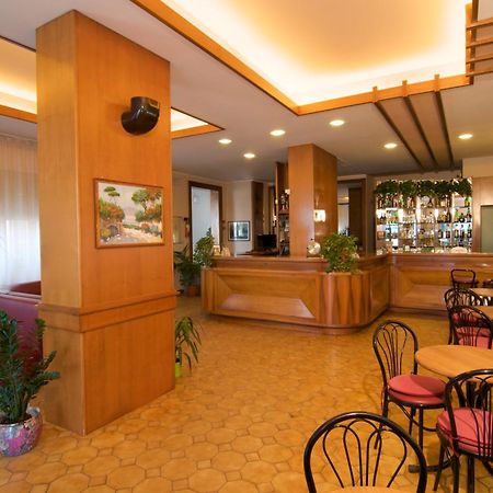Hotel Velus Civitanova Marche Exterior foto