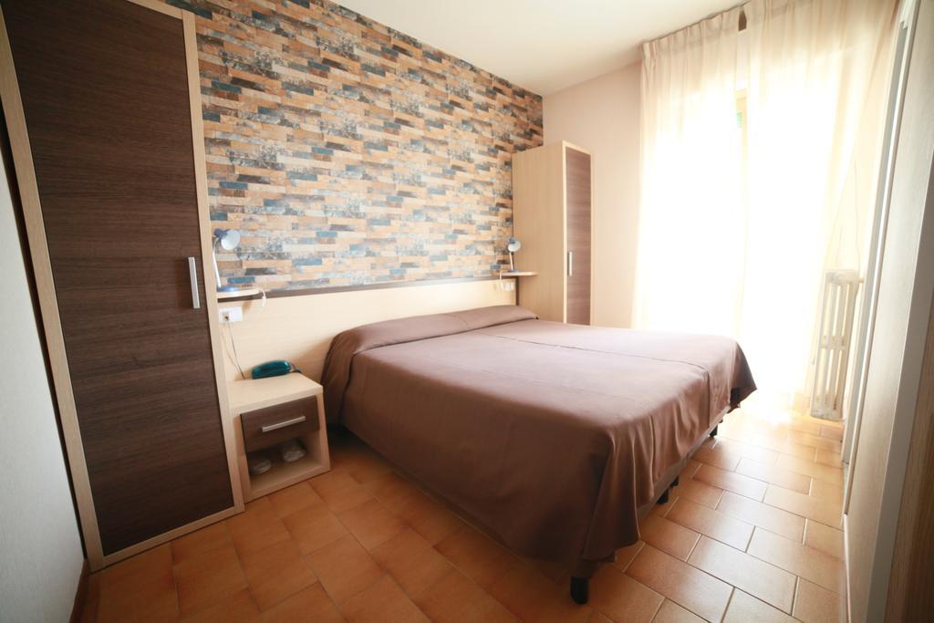 Hotel Velus Civitanova Marche Exterior foto
