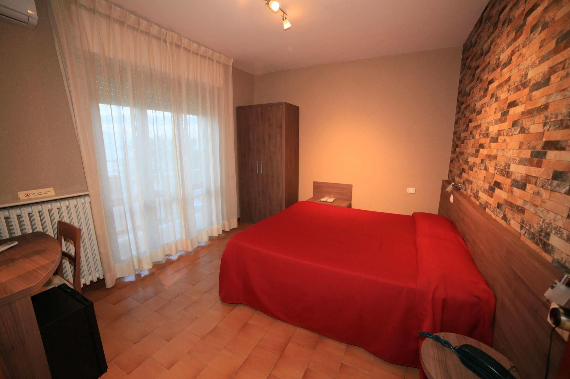 Hotel Velus Civitanova Marche Exterior foto